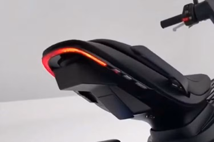 Xe có cảm biến, chỉ cần ai đó chạm vào hoặc cố di chuyển khi đang khóa, nó lập tức gửi thông báo đến điện thoại của bạn. Không chỉ ấn tượng ở hệ thống hub-center steering, Zero X7 còn gây ấn tượng với thiết kế sử dụng các tấm ốp hông lớn che khuất hoàn toàn kết cấu khung và động cơ, trong khi đầu xe lại rất nhỏ.