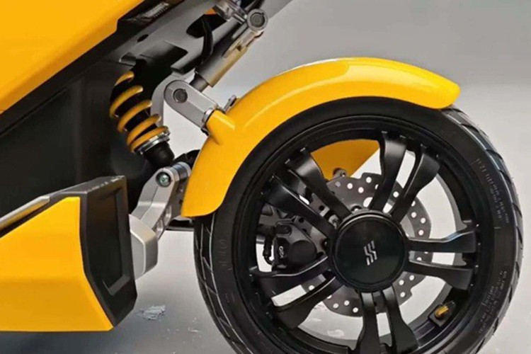 Phần gác để chân phía trước được thiết kế giống nhiều mẫu maxi-scooter, do đó tư thế ngồi lái vẫn rất thoải mái, đồng thời xe cũng có gác để chân cho người phía sau có thể gấp gọn gàng.