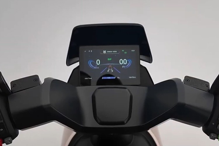 Zero X7 được trang bị cụm đồng hồ TFT 7 inch lớn hiển thị đầy đủ các thông tin trên xe giúp người điều khiển nắm bắt được tình trạng của xe một cách dễ dàng. Cụm đồng hồ này cũng có tính năng kết nối điện thoại cho phép kiểm tra trạng thái xe, cảnh báo phá hoại và các thông báo khác.