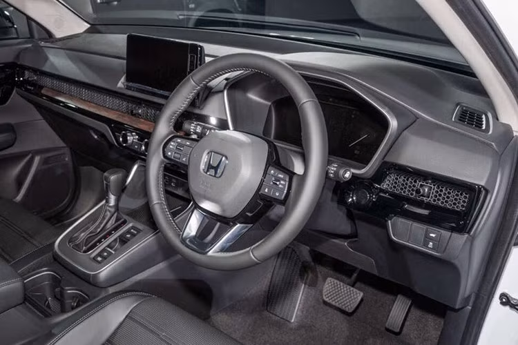 Tiện nghi tiêu chuẩn trên Honda CR-V tại thị trường Malaysia bao gồm: hệ thống khởi động từ xa, chức năng khóa cửa tự động, điều hòa tự động hai vùng với cửa gió điều hòa phía sau, hệ thống kiểm soát hành trình, ghế trước chỉnh điện, ghế sau chỉnh cơ (trượt và nghiêng lưng ghế)...