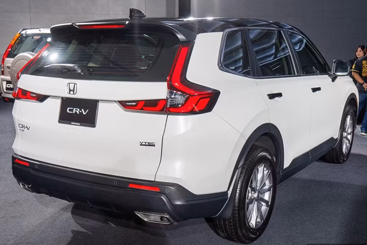 Điểm nhấn của CR-V Dual-Tone Edition nằm ở phần ngoại thất phối hai tông màu với mui xe sơn đen. Phần màu đen còn được mở rộng xuống trụ A và gương chiếu hậu, mang lại diện mạo thể thao và cá tính hơn. Đây cũng là lần đầu tiên CR-V được áp dụng phối màu như vậy tại thị trường này.