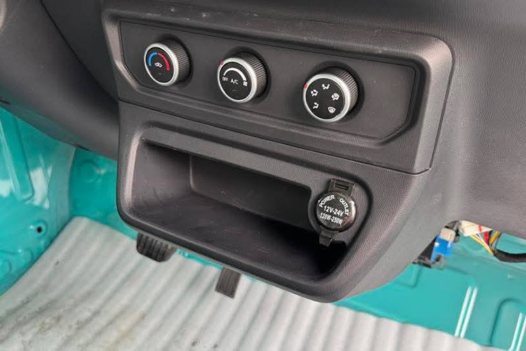 Cụm màn hình nhỏ hiển thị những thông tin cơ bản như dung lượng pin, tốc độ, mức điện tiêu thụ và quãng đường. Xe sở hữu điều hòa chỉnh cơ dạng núm xoay và có thêm hộc để đồ cùng cổng điện tẩu 12–24V phía dưới.