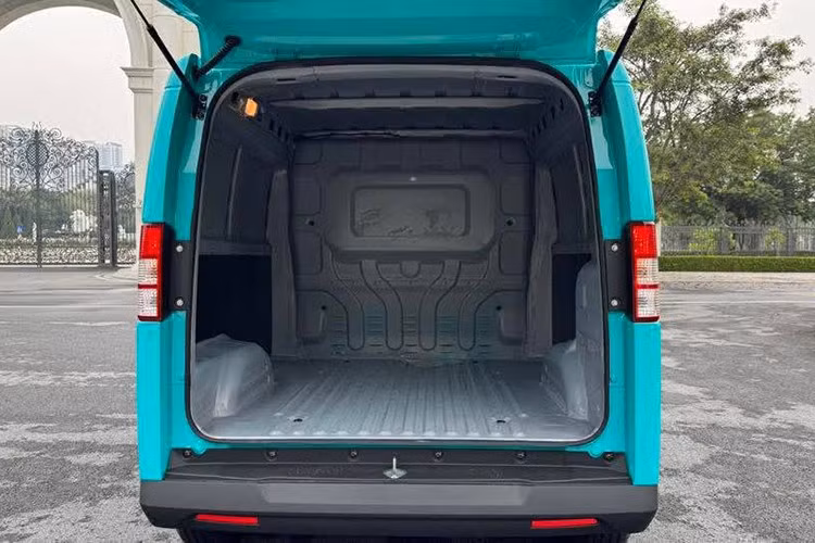 Về vận hành, VinFast EC Van sử dụng động cơ điện công suất tối đa 40 mã lực, mô-men xoắn cực đại 110Nm, cho tốc độ tối đa 75km/h. Bộ pin xe có dung lượng 17kWh, tầm vận hành 150km/sạc.