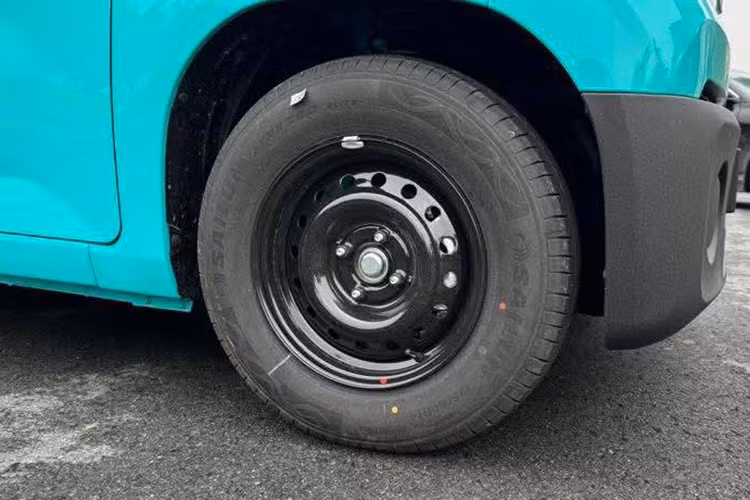 Xe không được trang bị đèn sương mù nhưng cản trước có chừa vị trí để bổ sung khi cần. Ở phía sau, cụm đèn hậu có thay đổi nhẹ so với thiết kế 3D ban đầu. Xe được trang bị bộ mâm sắt 14 inch sơn đen, không có ốp trang trí.