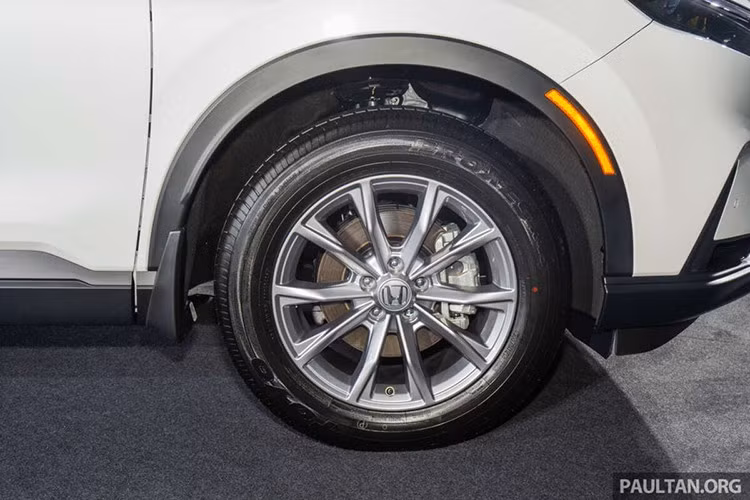 Người dùng có thể lựa chọn giữa hai màu sơn chính là đỏ Ignite Red Metallic và trắng Platinum White Pearl. Phiên bản giới hạn sẽ được phân phối với hai cấu hình gồm CR-V bản E và CR-V V AWD (dẫn động 4 bánh toàn thời gian).