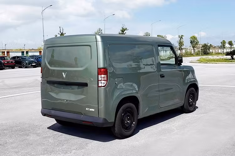 So với các đối thủ Van trên thị trường, EC Van có lợi thế chi phí vận hành thấp, đặc biệt khi hệ thống trạm sạc V-Green đang miễn phí tới hết tháng 6/2027; đồng thời chi phí bảo dưỡng cũng rẻ hơn đáng kể so với xe xăng cùng phân khúc.