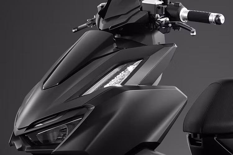 Phần mặt nạ trước cũng được thiết kế lại hoàn toàn, với các đường nét sắc sảo hơn và cụm đèn pha kiểu mới trông hiện đại hơn. Vị trí đèn xi-nhan và thiết kế thân xe hai bên cũng được tinh chỉnh để phù hợp với chủ đề “xe đô thị phong cách bụi bặm”.