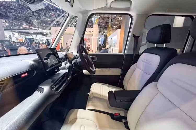 Chúng cũng được tìm thấy trong tất cả các biến thể xe mà bạn có thể nghĩ đến. Từ thiết kế hình hộp như xe van mà chúng ta thấy ngày nay, đến xe bán tải, xe coupe, và những chiếc xe địa hình, nếu có bốn bánh, rất có thể kei car đã định hình, tất nhiên là ở dạng thu nhỏ và gọn nhẹ.