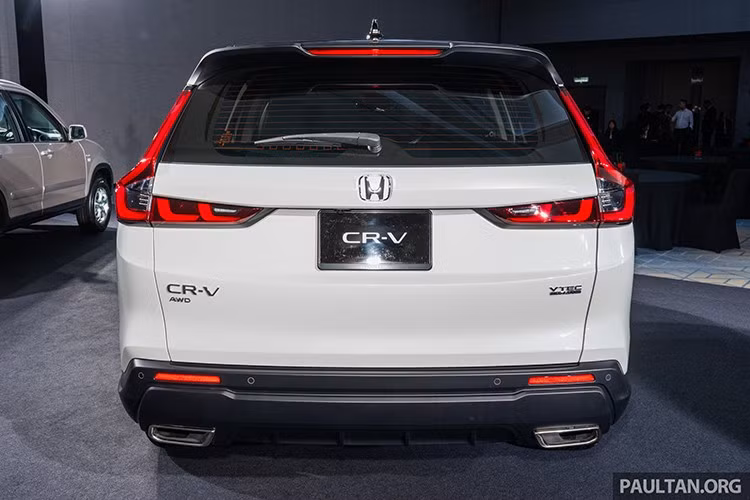 Ngoài thay đổi về ngoại thất, phiên bản CR-V Dual-Tone không có nâng cấp nào về trang bị hay vận hành. Cả hai biến thể vẫn sử dụng động cơ tăng áp 1.5L VTEC (mã L15BE), sản sinh công suất 193 PS (190 mã lực) tại 6.000 vòng/phút và mô-men xoắn cực đại 243 Nm trong dải tua máy từ 1.700 đến 5.000 vòng/phút.