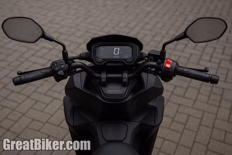 Đồng thời, xe cũng được tích hợp cụm đồng hồ kỹ thuật số toàn phần có kèm chức năng kết nối với smartphone. Các trang bị an toàn trên xe vẫn đầy đủ với hệ thống phanh đĩa trước sau và dự kiến có thêm ABS.