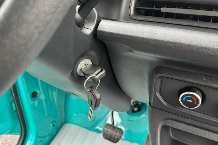 Xe sở hữu chìa khoá cơ và hệ thống phanh vẫn là loại cơ khí truyền thống. Khoang hàng phía sau có dung tích khoảng 2.600 lít, tải trọng tối đa khoảng 600 kg, phù hợp với các hộ kinh doanh, tiểu thương hoặc doanh nghiệp giao hàng nhỏ.