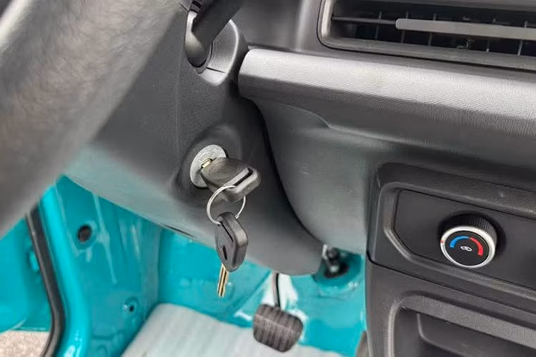 Xe sở hữu chìa khoá cơ và hệ thống phanh vẫn là loại cơ khí truyền thống. Khoang hàng phía sau có dung tích khoảng 2.600 lít, tải trọng tối đa khoảng 600 kg, phù hợp với các hộ kinh doanh, tiểu thương hoặc doanh nghiệp giao hàng nhỏ.