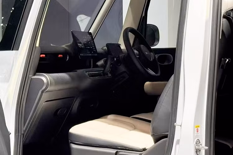 Hai cửa trước của xe mở theo kiểu truyền thống, hướng về phía trước, nhưng đối với hành khách phía sau, hai cửa trượt được bố trí. Hãy tưởng tượng nó như một chiếc minivan. Tất cả nằm trên mâm xe 13 inch. Điều chúng ta không biết chính xác là xe FWD tạo ra bao nhiêu công suất, nhưng có nguồn tin cho biết xe này đáp ứng được quy định 64 PS của Nhật Bản.