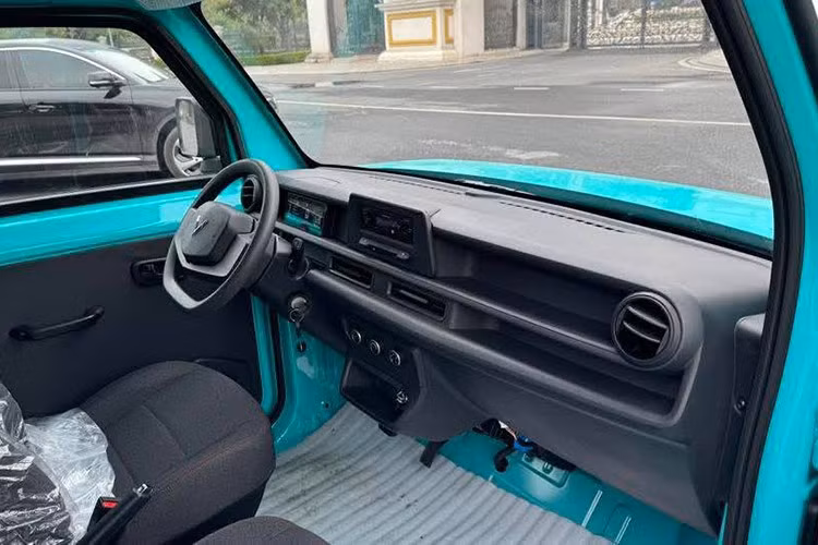 Khoang lái của xe tải điện chở hàng Vinfast EC Van được thiết kế tối giản, tập trung vào tính thực dụng, với ghế nỉ, vật liệu cơ bản, ốp cửa trơn. Xe không có thảm sàn và không có bệ tỳ tay trung tâm, giúp mở rộng không gian giữa hai ghế trước.