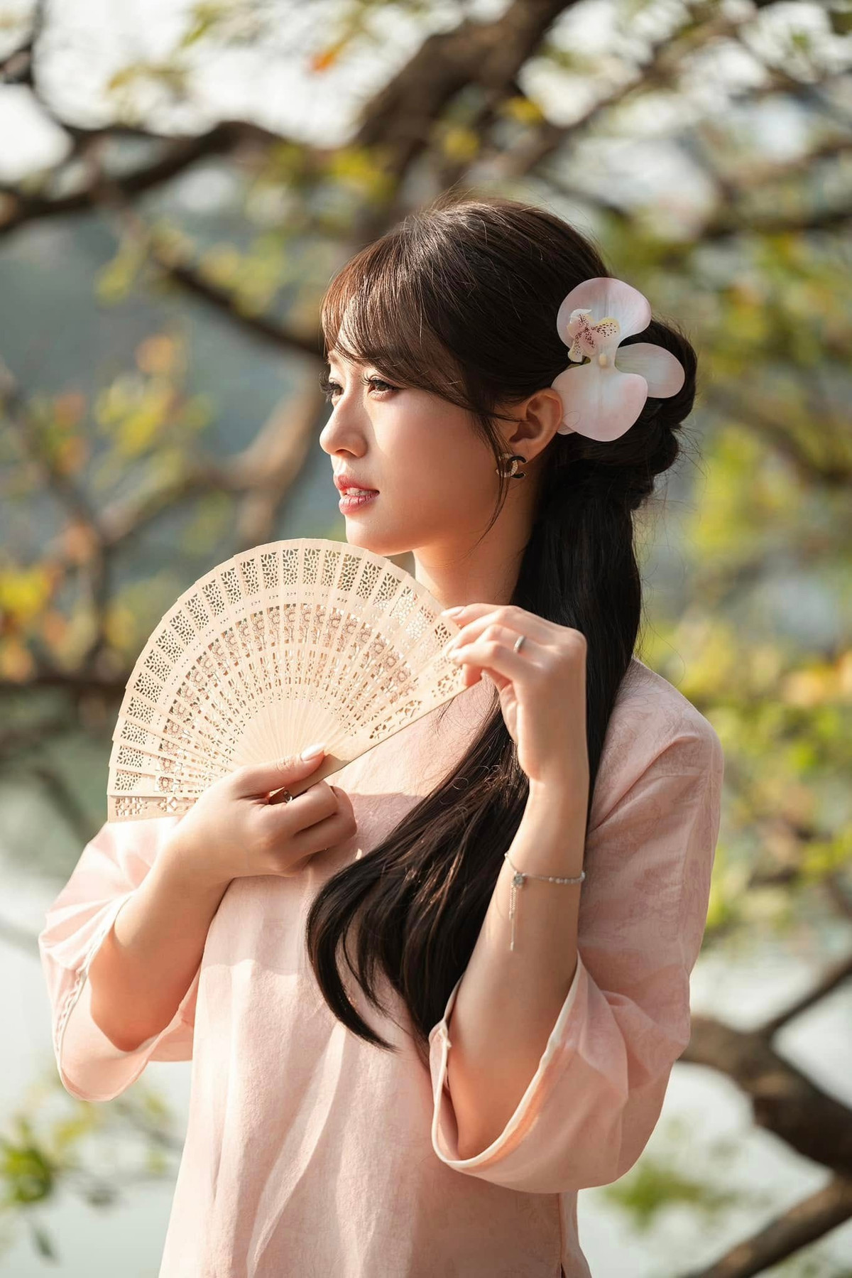 Nhiều cư dân mạng không ngần ngại dành những lời khen "có cánh" cho nhan sắc và vóc dáng của Hà Kim trên trang cá nhân.