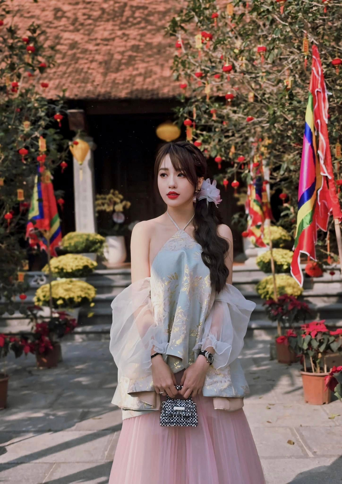 Không chỉ sở hữu hình thể đáng ngưỡng mộ, Hà Kim còn thể hiện thần thái cuốn hút, biểu cảm đa dạng, khiến mỗi bức ảnh đều trở nên sống động và đầy sức hút.