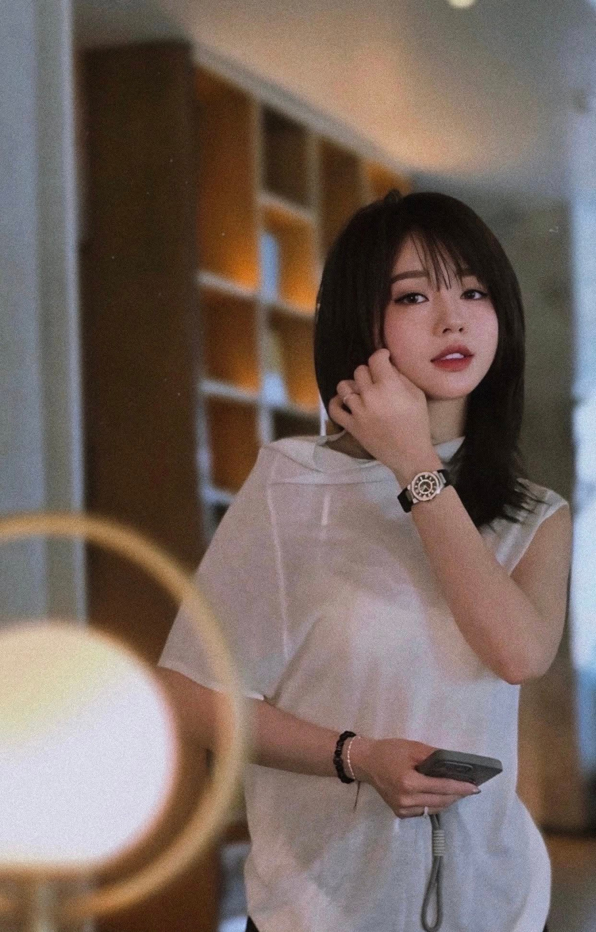 Trên trang cá nhân, Hà Kim gây ấn tượng bởi gương mặt xinh đẹp và những bộ thời trang cá tính.