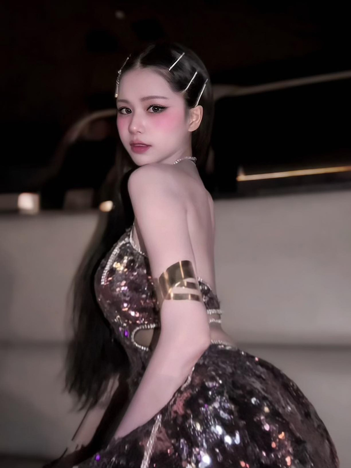 Có người lại nhìn nhận đây là bước đi thông minh của nữ coser này, khi clip không vi phạm thuần phong mỹ tục nhưng vẫn đủ để hút view và viral dễ dàng.