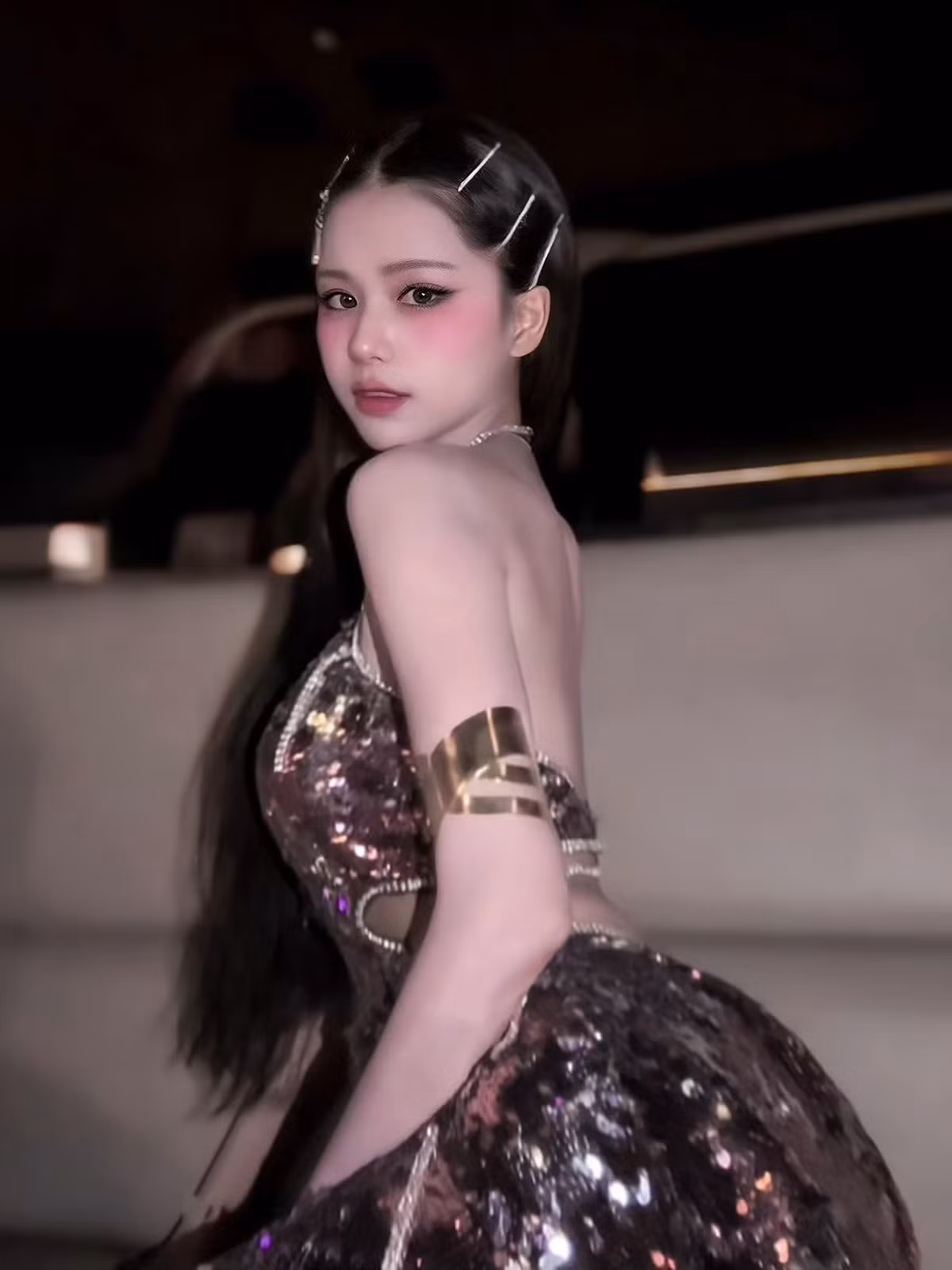 Có người lại nhìn nhận đây là bước đi thông minh của nữ coser này, khi clip không vi phạm thuần phong mỹ tục nhưng vẫn đủ để hút view và viral dễ dàng.