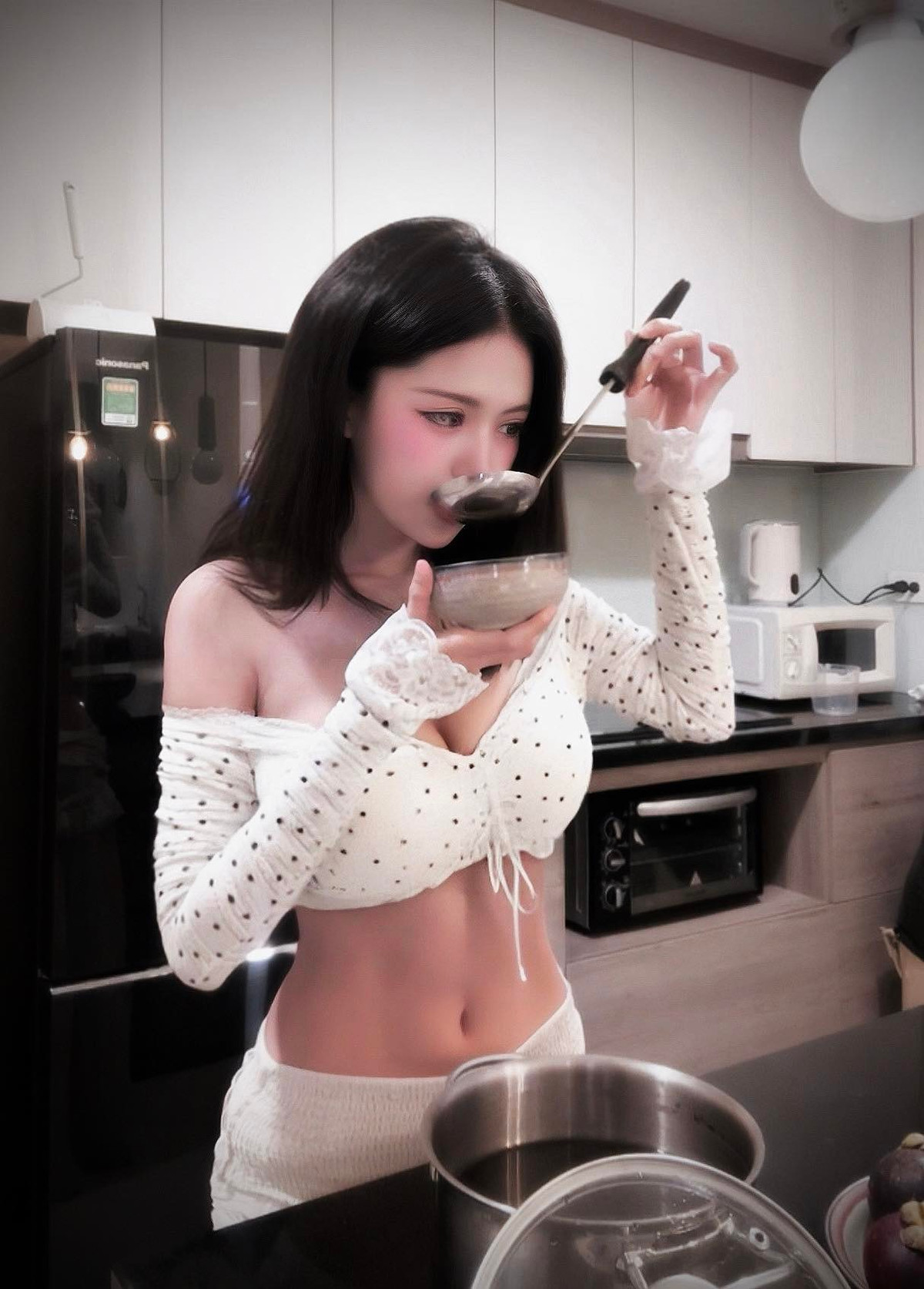 Dù chỉ là một động tác đơn giản, cô nàng streamer vẫn khiến người xem cảm thấy như đang chứng kiến thước phim đầy mê hoặc. Cô đã biến một việc thường nhật trở nên đầy nghệ thuật và cuốn hút.