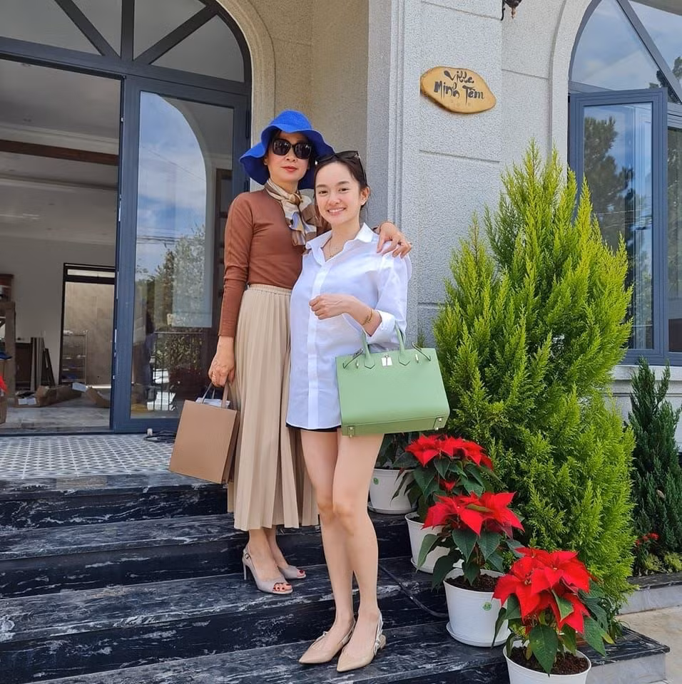 Không những vậy, thần thái của Kaity Nguyễn cũng được dân tình cho rằng “từ mẹ mà ra” khi toát lên đúng chuẩn vẻ đẹp, sự thân thiện của một tiếp viên hàng không.