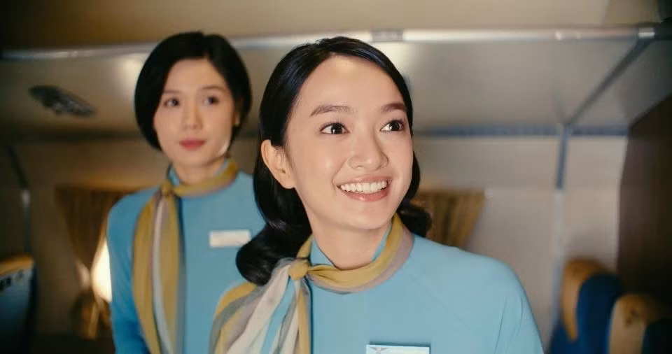 Tử Chiến Trên Không - bộ phim điện ảnh lấy cảm hứng từ những vụ không tặc có thật tại Việt Nam đang trở thành chủ đề được cộng đồng mạng bàn tán rôm rả. Nhận được nhiều chú ý nhất phải kể đến vai diễn tiếp viên hàng không tên Trinh do Kaity Nguyễn đảm nhận.