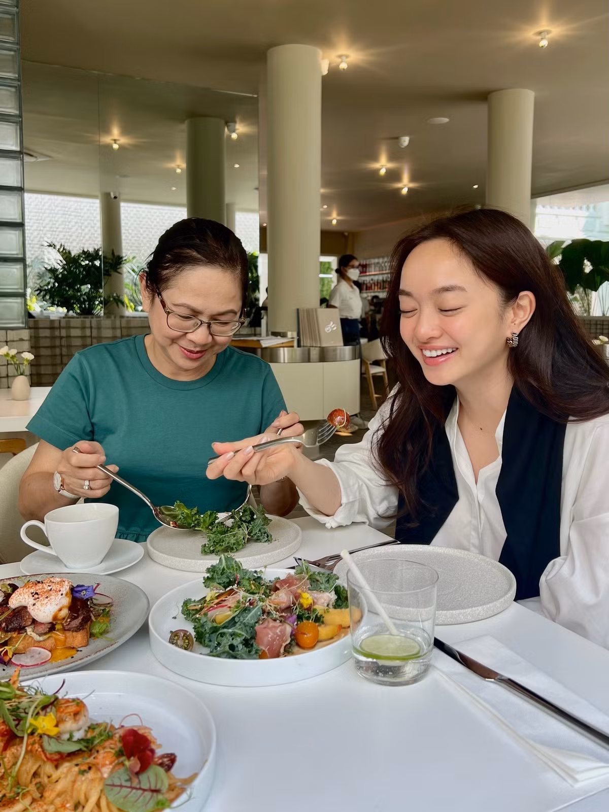 Ai nấy đều cho rằng, Kaity Nguyễn thừa hưởng nhiều nét đẹp từ mẹ chẳng hạn như đôi mắt, khuôn miệng tươi tắn.