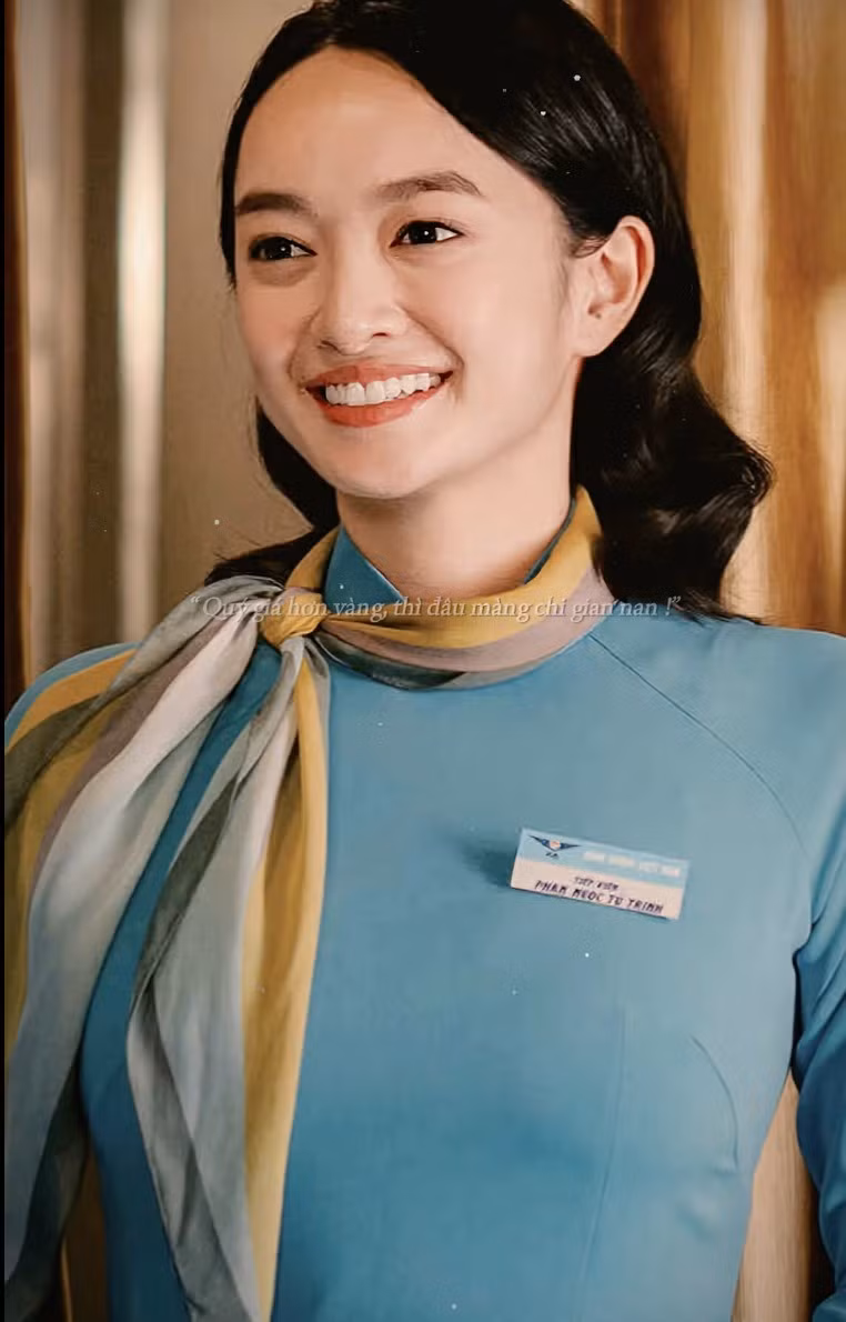 Kaity Nguyễn dù sở hữu chiều cao khiêm tốn 1m55, cả phim chỉ diện một bộ áo dài xanh nhưng lại khiến người xem bị cuốn hút bởi gương mặt xinh đẹp, đôi mắt biết nói, giọng nói và biểu cảm giàu cảm xúc.