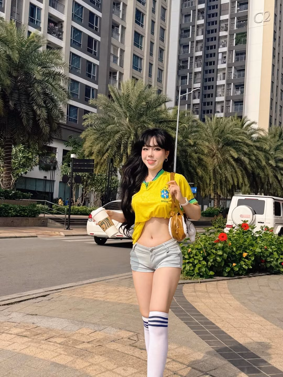 Không chỉ gây ấn tượng bởi vóc dáng cân đối, Bảo Khuyên Susan còn cho thấy gu thời trang linh hoạt.