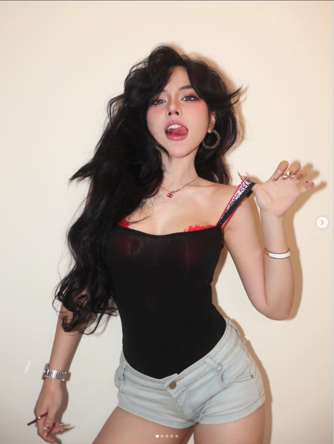 Bảo Khuyên Susan khéo léo biến chiếc áo thi đấu vốn mang tinh thần thể thao thành item street style cuốn hút, vừa năng động vừa thời thượng. Chính sự tự tin, thần thái thoải mái khi tạo dáng giữa không gian đô thị đã khiến bộ ảnh trở nên gần gũi, trẻ trung.