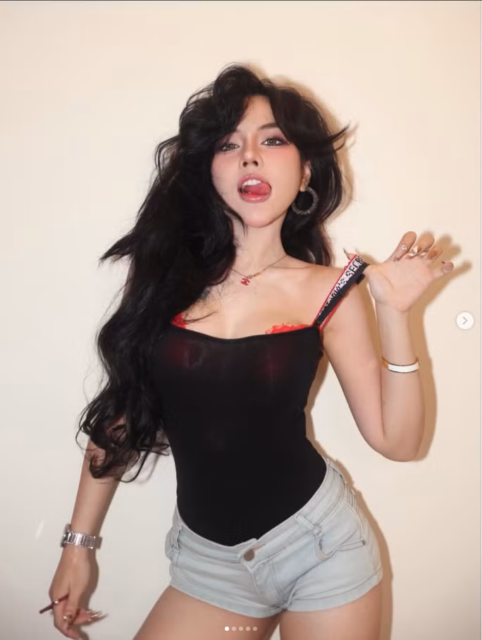 Bảo Khuyên Susan khéo léo biến chiếc áo thi đấu vốn mang tinh thần thể thao thành item street style cuốn hút, vừa năng động vừa thời thượng. Chính sự tự tin, thần thái thoải mái khi tạo dáng giữa không gian đô thị đã khiến bộ ảnh trở nên gần gũi, trẻ trung.