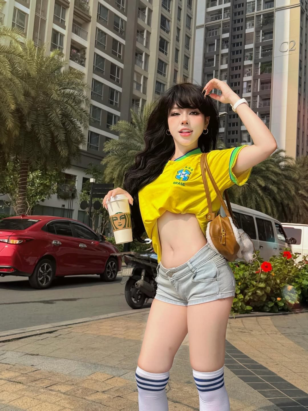 Xuất hiện trong loạt ảnh dạo phố mới, hot girl TikTok Bảo Khuyên Susan (Su Rùa) nhanh chóng trở thành tâm điểm khi diện áo thi đấu bóng đá phối cùng quần short jeans năng động, khéo léo tôn vòng eo thon gọn cùng vóc dáng săn chắc.