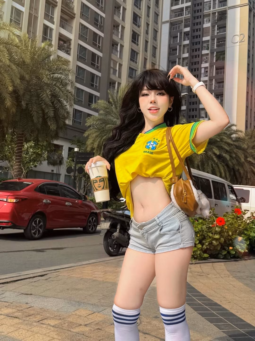 Xuất hiện trong loạt ảnh dạo phố mới, hot girl TikTok Bảo Khuyên Susan (Su Rùa) nhanh chóng trở thành tâm điểm khi diện áo thi đấu bóng đá phối cùng quần short jeans năng động, khéo léo tôn vòng eo thon gọn cùng vóc dáng săn chắc.