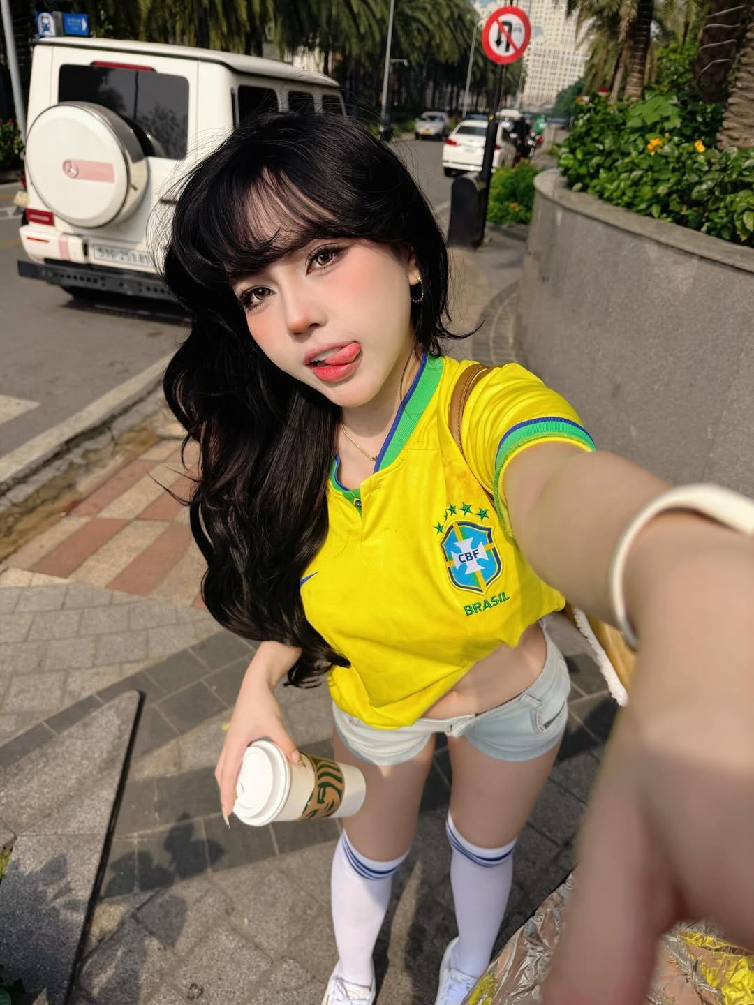 Ánh mắt to tròn, sống mũi thanh và nụ cười tươi giúp Bảo Khuyên Susan ghi điểm ở mọi góc chụp, từ khoảnh khắc tạo dáng dạo phố đến những bức selfie cận mặt.