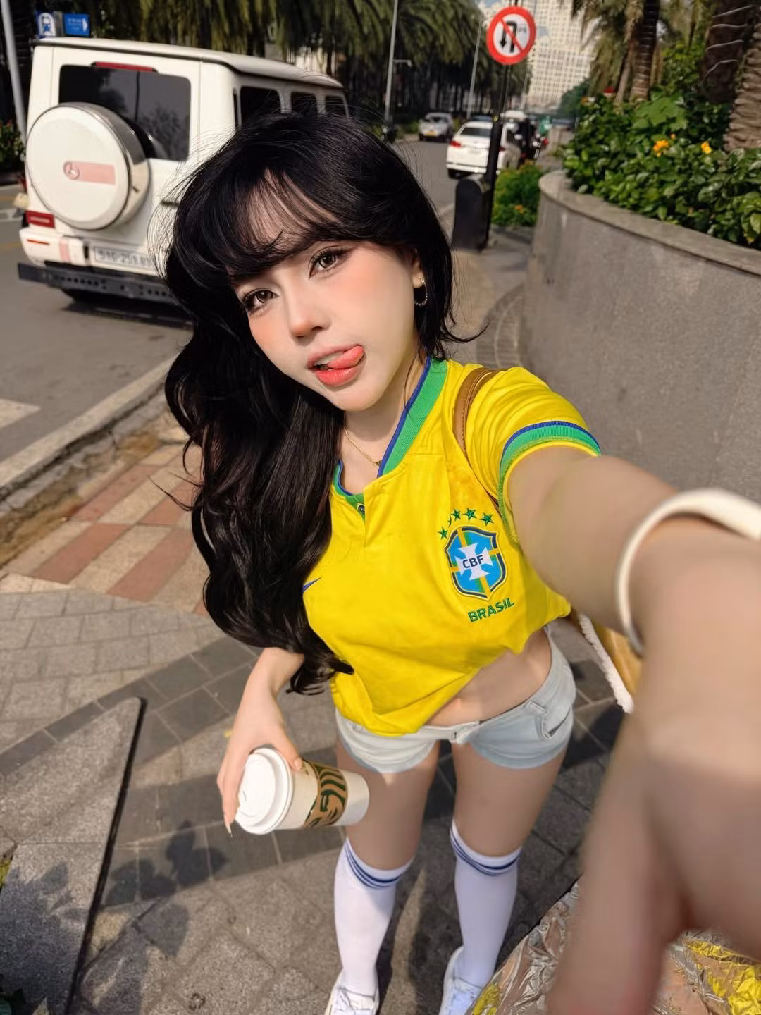 Ánh mắt to tròn, sống mũi thanh và nụ cười tươi giúp Bảo Khuyên Susan ghi điểm ở mọi góc chụp, từ khoảnh khắc tạo dáng dạo phố đến những bức selfie cận mặt.