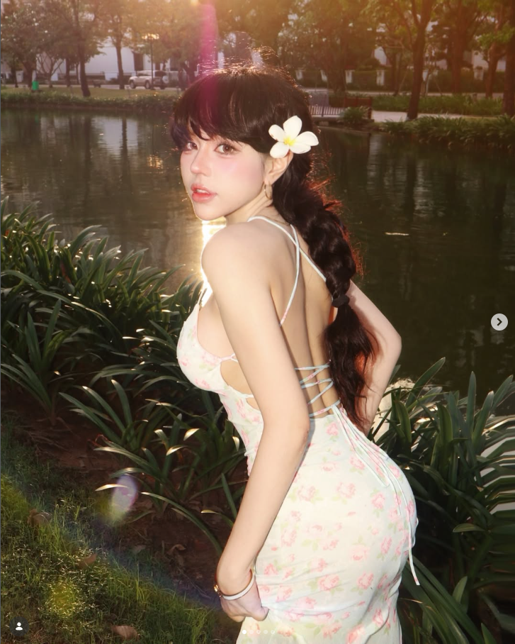 Về học vấn, Bảo Khuyên Susan từng theo học ngành Quan hệ công chúng tại Đại học Văn Lang (TP.HCM). Song song với việc học, cô sớm xây dựng hình ảnh cá nhân trên mạng xã hội và dần khẳng định chỗ đứng trong vai trò TikToker, người mẫu ảnh.