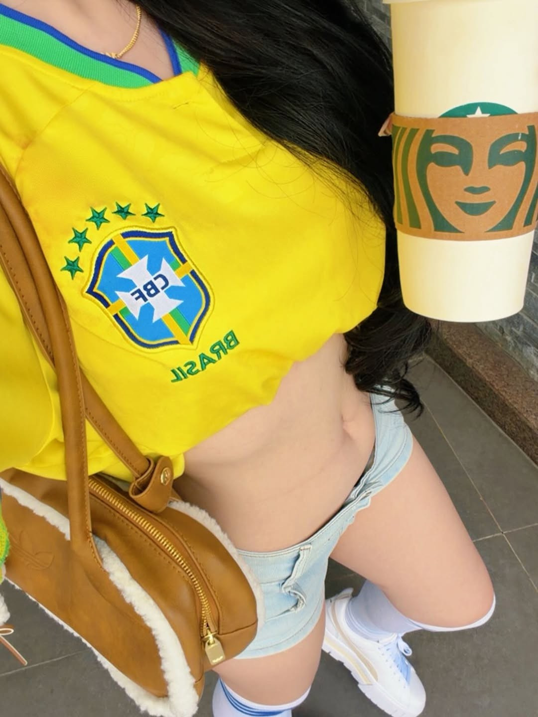 Mái tóc đen uốn nhẹ bồng bềnh cùng lớp trang điểm trong veo làm bật lên đường nét gương mặt xinh xắn, làn da trắng mịn.