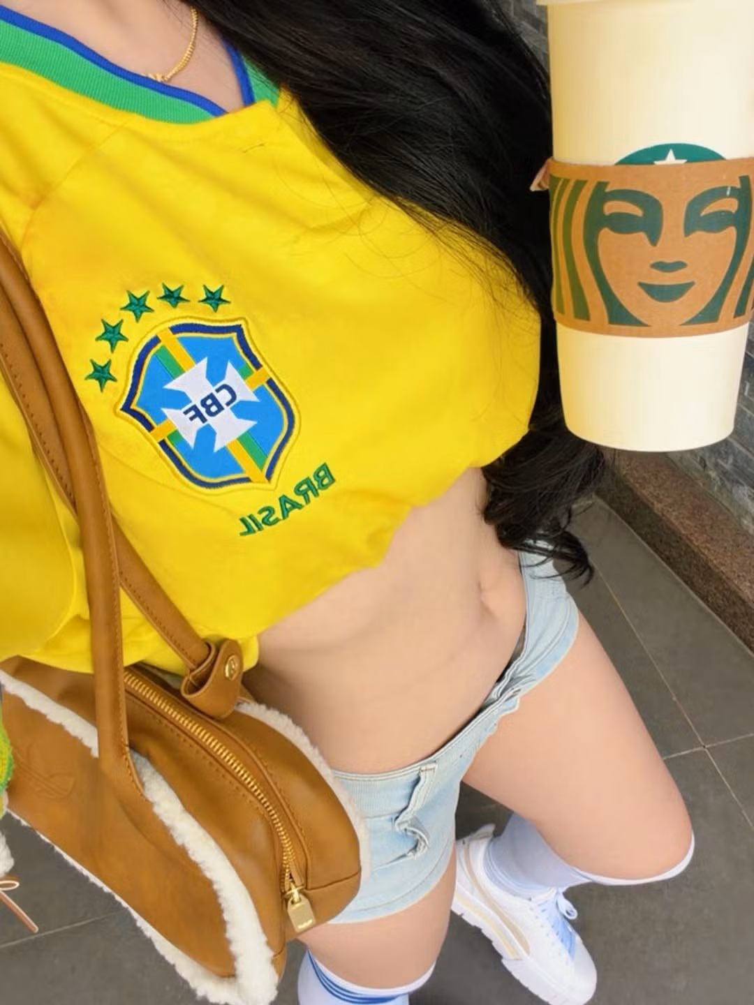 Mái tóc đen uốn nhẹ bồng bềnh cùng lớp trang điểm trong veo làm bật lên đường nét gương mặt xinh xắn, làn da trắng mịn.