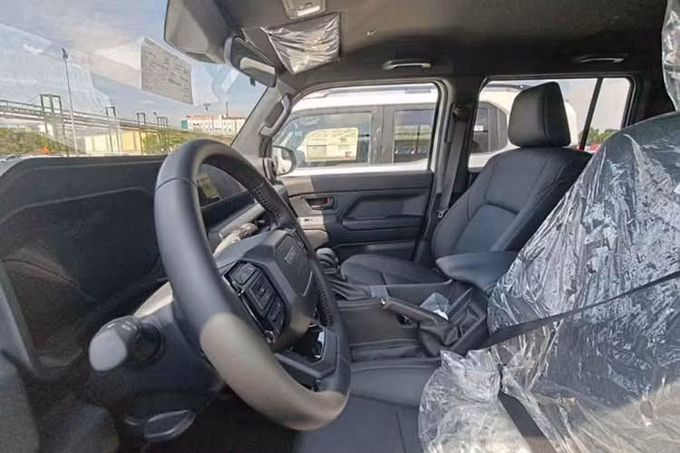 Bên trong cabin, Land Cruiser FJ hướng đến sự đơn giản và bền bỉ với tông màu đen chủ đạo. Nội thất được trang bị các tiện ích cơ bản như vô-lăng bọc da chỉnh 4 hướng, ghế lái chỉnh điện, điều hòa tự động hai vùng và hệ thống lọc bụi PM2.5. Hàng ghế sau có thể trượt, ngả và gập linh hoạt, giúp mở rộng khoang hành lý lên tới hơn 1.500 lít khi cần thiết.