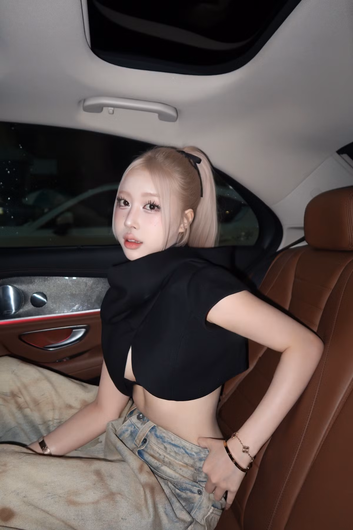 Tuy nhiên, cũng có không ít ý kiến trái chiều. Một số người cho rằng việc quá giống một người nổi tiếng có thể làm mất đi nét riêng của chính mình. Gái xinh thậm chí có người còn đặt nghi vấn về việc cô can thiệp thẩm mỹ để đạt được sự tương đồng này.