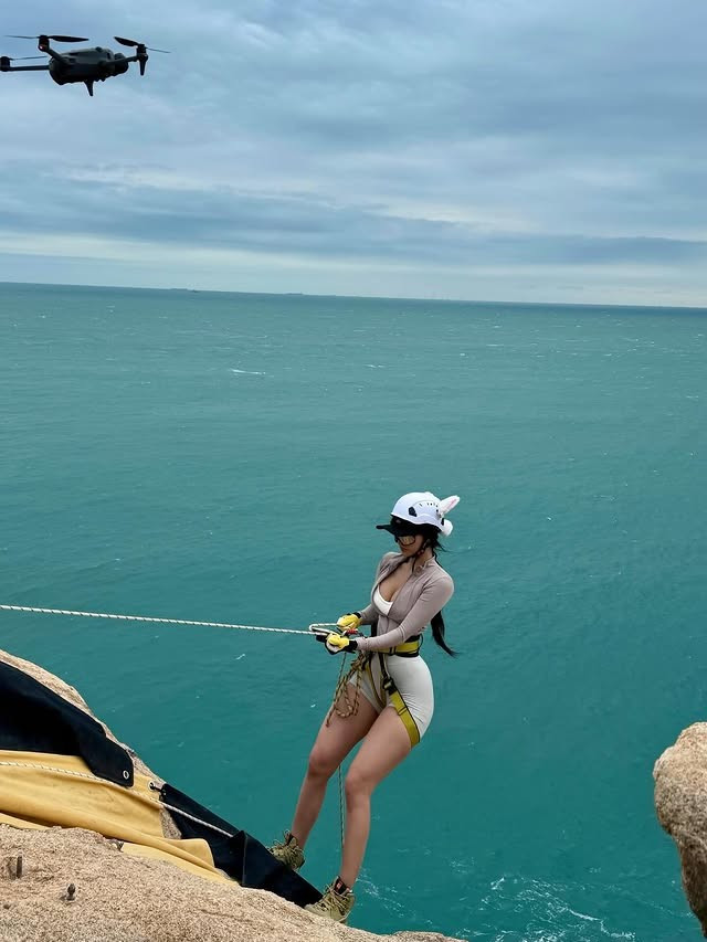 Ánh mắt tập trung, tư thế vững vàng khi bám dây leo cho thấy rõ tinh thần chinh phục và sự tự tin của một người thường xuyên rèn luyện thể chất.