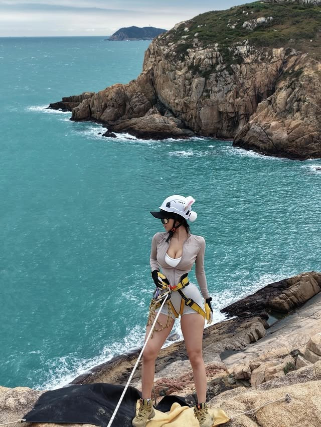 Trong những khung hình được chia sẻ, nữ gymer xuất hiện với trang phục gọn gàng, ôm sát, kết hợp cùng các trang bị bảo hộ chuyên dụng như mũ bảo hiểm, dây đai an toàn. Điều này không chỉ thể hiện sự nghiêm túc, chuyên nghiệp khi tham gia leo núi mà còn mang lại cảm giác khỏe khoắn, hiện đại.