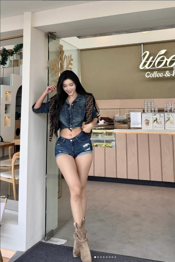 Cộng đồng mạng nhanh chóng để lại nhiều bình luận tích cực, cho rằng bộ ảnh không hề phản cảm mà ngược lại rất khỏe khoắn, tràn đầy năng lượng.