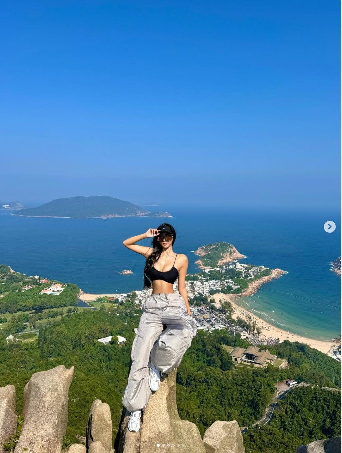 Không ít người xem đã dành lời khen cho vóc dáng săn chắc, đường cong cân đối, là thành quả của quá trình tập luyện nghiêm túc và lối sống lành mạnh của Carina.