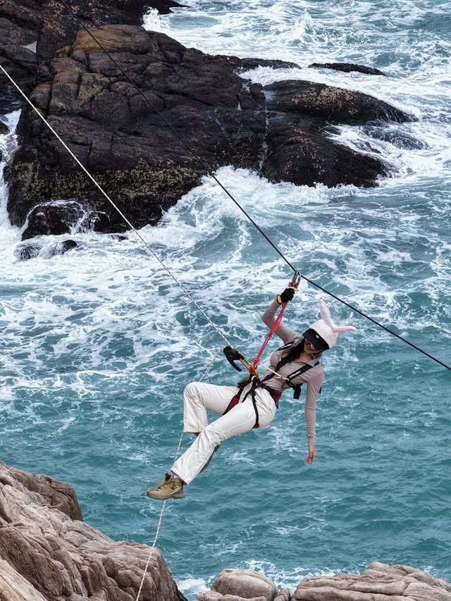 Giữa khung cảnh núi đá hùng vĩ và làn nước xanh trong phía sau, hình ảnh Carina như "hòa tan" vào thiên nhiên, vừa mềm mại, nữ tính, vừa mạnh mẽ và đầy bản lĩnh.