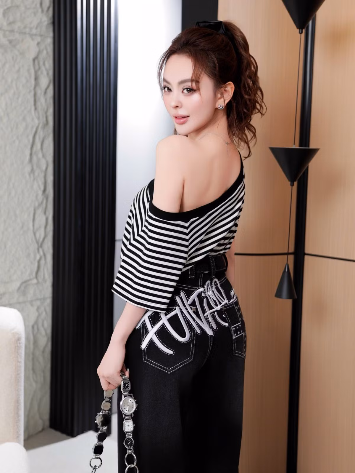 Dù vấp phải nhiều ý kiến trái chiều, Trang Nemo vẫn là một trong những cái tên có sức ảnh hưởng trên mạng xã hội. Mỗi động thái của cô, từ phong cách thời trang đến cuộc sống cá nhân, đều trở thành chủ đề nóng, cho thấy sức hút không hề giảm sút của cô trong giới kinh doanh và giải trí trực tuyến. Ảnh sử dụng trong bài: Facebook nhân vật.