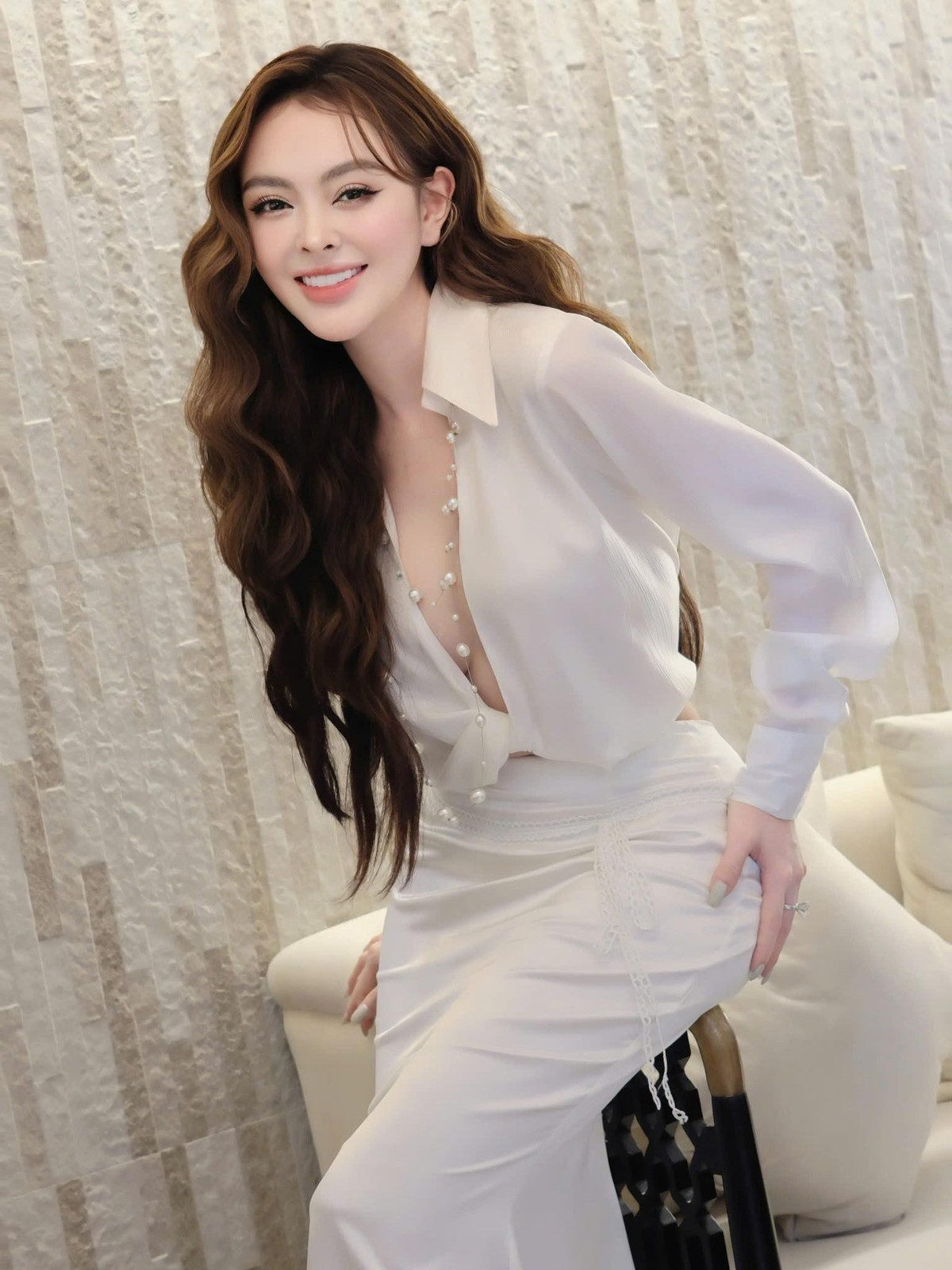 Nhiều người hâm mộ dành lời khen ngợi cho vóc dáng và thần thái của cô, cho rằng cô vẫn giữ được sức hút "miễn chê".