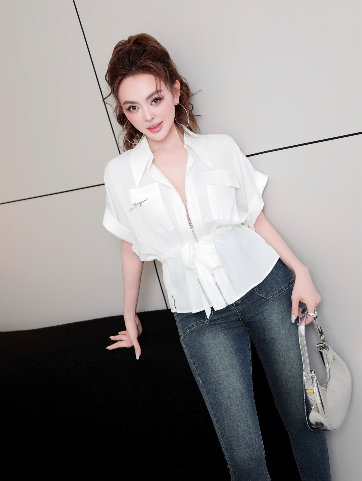 Một số người cho rằng những bộ đồ quá hở hang, thiếu sự tinh tế. Lịch sử nhiều lùm xùm trước đó của cô cũng là lý do khiến một bộ phận cư dân mạng vẫn giữ cái nhìn khắt khe.