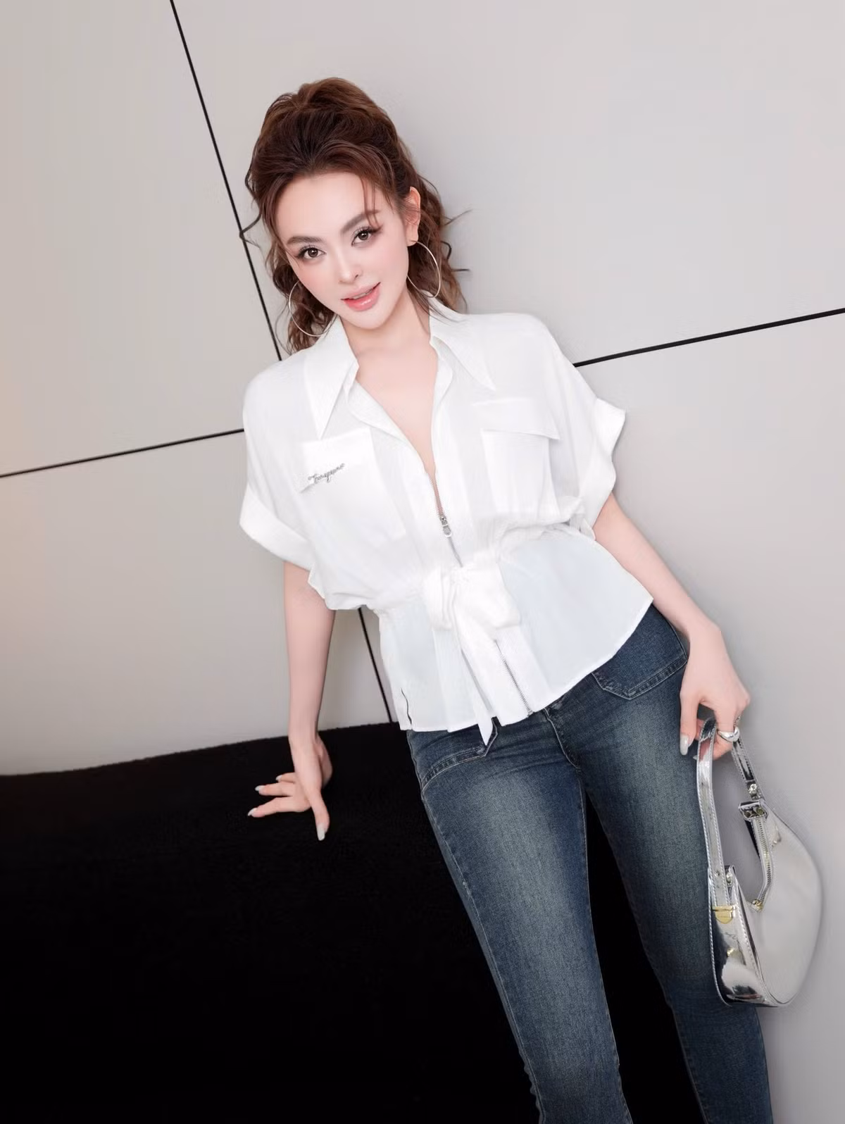 Một số người cho rằng những bộ đồ quá hở hang, thiếu sự tinh tế. Lịch sử nhiều lùm xùm trước đó của cô cũng là lý do khiến một bộ phận cư dân mạng vẫn giữ cái nhìn khắt khe.