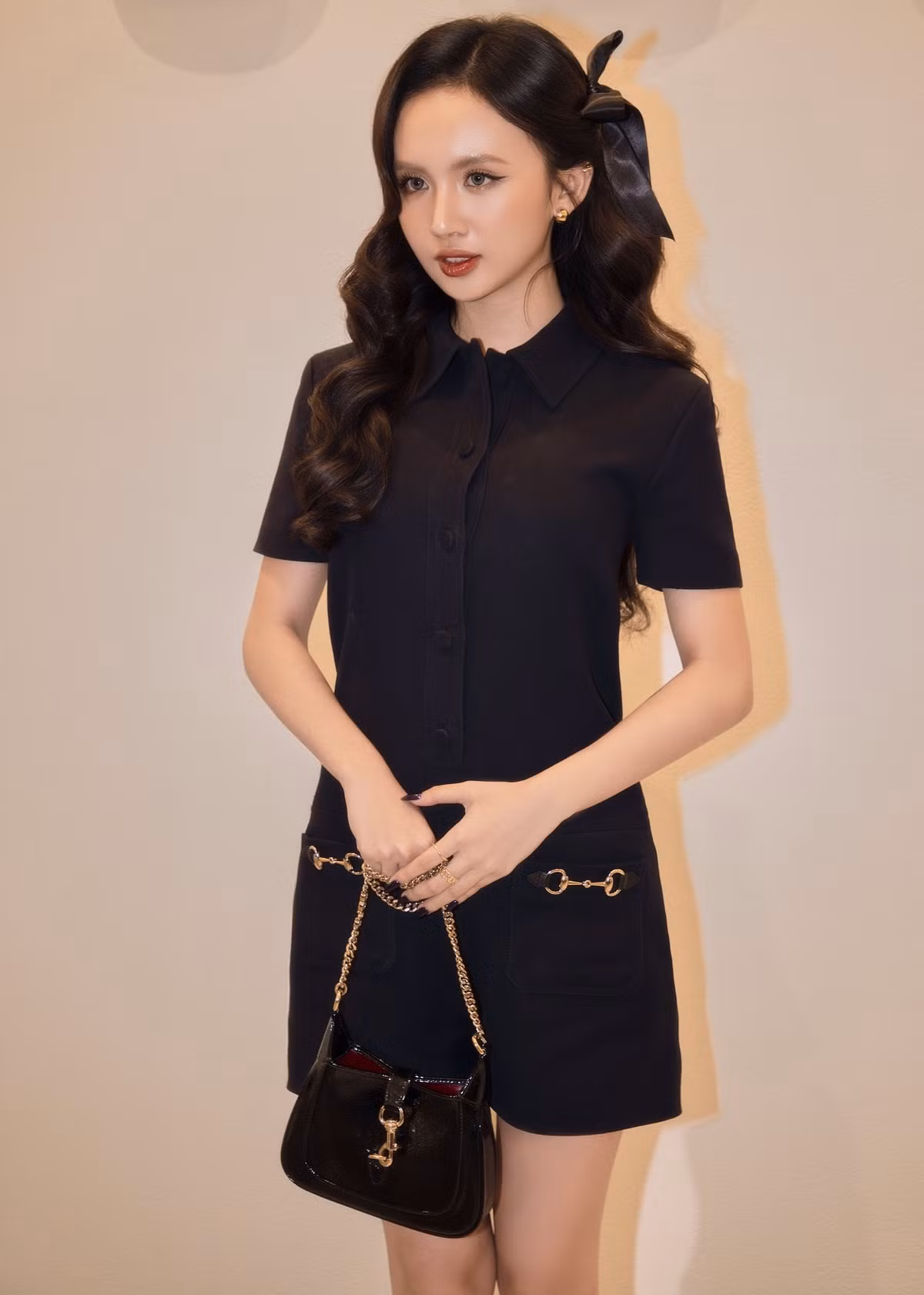 Ngân Hà bộ short đen phối áo sơ mi đồng màu, kết hợp túi mini và giày cao gót quai ngang - vừa gợi cảm vừa cá tính.